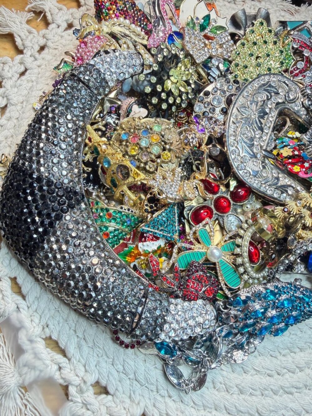 Rhinestone Jewelry Repair Lot | 3.13 Lbs | Vintage Brooches | Christmas Jewelry - Picture 7 of 9